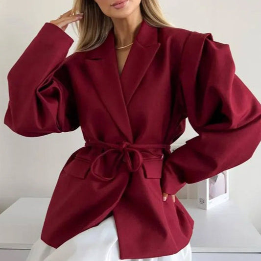 Blazer con cuello en V y hombreras con cinturón