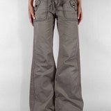 Vaqueros slim con tirantes patchwork, estilo rockero