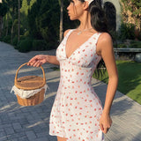 Vestido corto romántico con estampado floral campestre y escote en pico