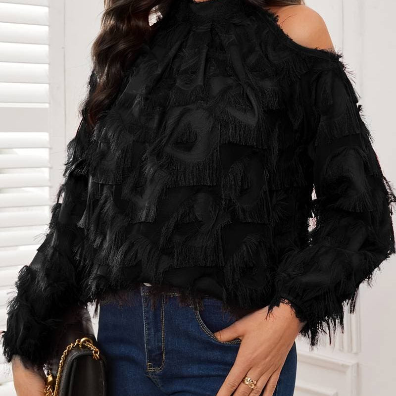 Elegante blusa de hombros descubiertos adornada con plumas para mujer