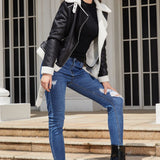 Chaqueta de ante forrada con piel de oveja y con cinturón.