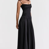 Elegante vestido de noche largo con tirantes finos y espalda escotada.