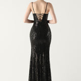 Vestido maxi sirena con lentejuelas y tirantes cruzados, escote en pico.
