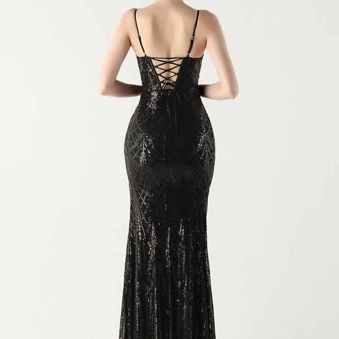 Vestido maxi sirena con lentejuelas y tirantes cruzados, escote en pico.