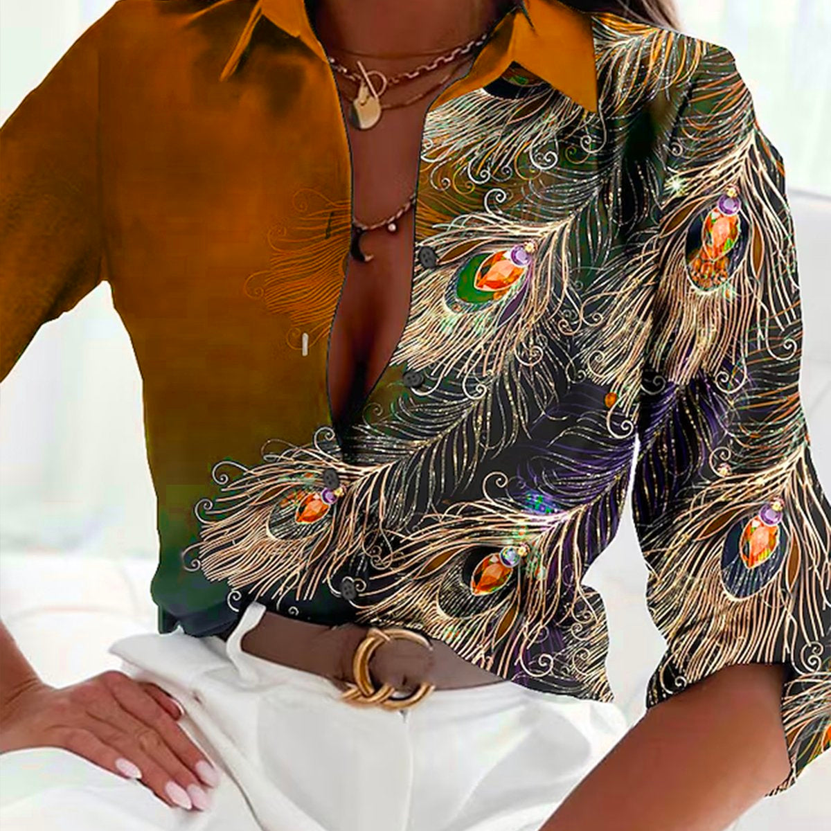 Blusa de mujer – Tejido de lujo – Corte entallado – Motivo de plumas con pedrería – Botones delanteros