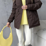 Chaqueta deportiva de ocio y exterior con cintura ajustable con cordón, ideal para montañismo y actividades al aire libre.