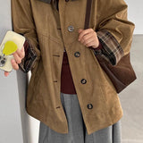 Chaqueta de ante a cuadros marrones con cuello alto