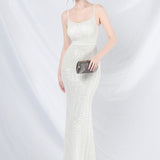 Elegante vestido largo con lentejuelas y tirantes finos.