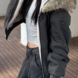 Chaqueta acolchada corta negra con cuello de piel