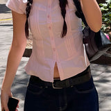 Blusa de manga corta con corte entallado y diseño único.
