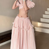 Conjunto de falda corta y bustier con cortes y diseño de hombros descubiertos