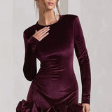 Lujoso minivestido de terciopelo con cuello redondo plisado y mangas largas.