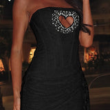 Minivestido ajustado de encaje con abertura en forma de corazón de diamantes de imitación