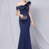 Vestido de noche largo estilo sirena con hombros descubiertos