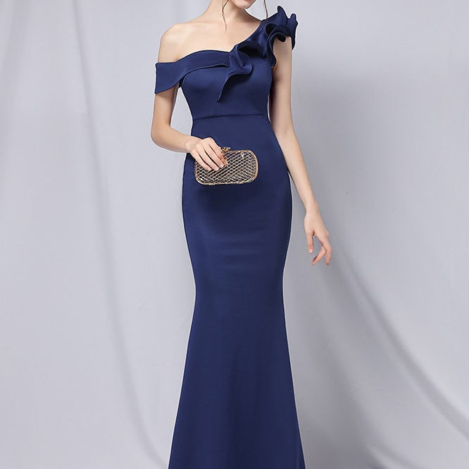 Vestido de noche largo estilo sirena con hombros descubiertos