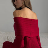 Elegante y minimalista vestido largo con hombros descubiertos en tejido de punto liso.