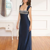 Elegante vestido largo con pedrería y patchwork fruncido