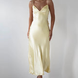 Vestido de noche de satén con espalda abierta y detalle de lazo.