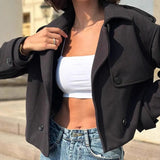 Chaqueta corta e informal estilo gabardina
