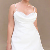 Vestido de noche con tirantes finos y perlas blancas.