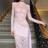 Elegante vestido largo con aberturas de encaje floral.
