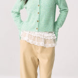 Chaleco verde con mangas remangadas