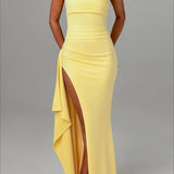 Vestido de noche sexy sin tirantes con abertura.
