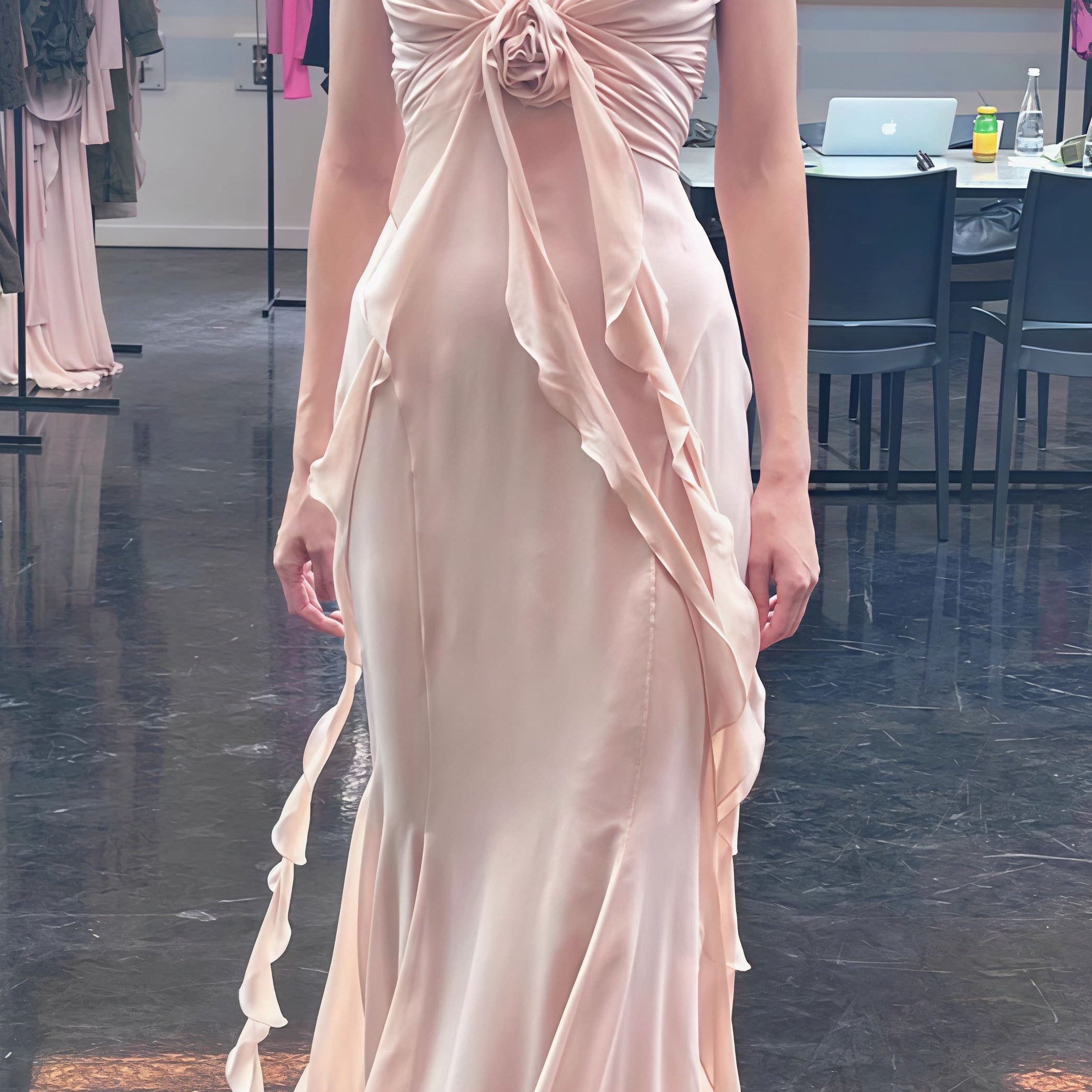Vestido largo sin espalda con tirantes finos y estampado rosa 3D