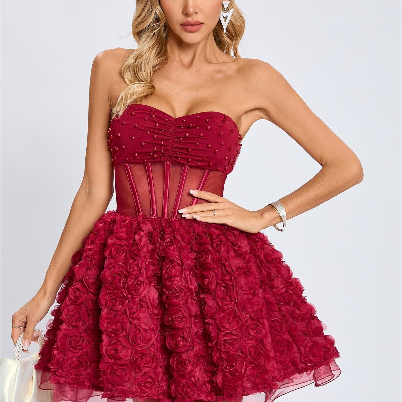 Vestido de noche sin tirantes con perlas y volantes
