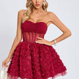 Vestido de noche sin tirantes con perlas y volantes