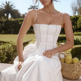 Elegante vestido largo con delicadas flores y camisolas de cuento de hadas.