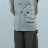 Blazer con cinturón estilo viajero