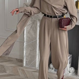 Elegante conjunto vintage de dos piezas: top vuelto y pantalón ancho