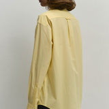 Blusa holgada de algodón amarilla con botones, ideal para uso diario.