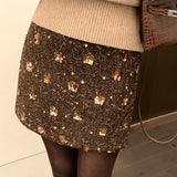 Falda corta de talle alto, corte A, bordada con lentejuelas.