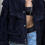 Chaqueta de ante con bolsillos y hombros anchos.