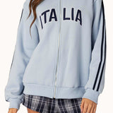 Sudadera holgada de cuello alto con cierre de cremallera y letras bordadas.