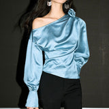 Blusa con hombros descubiertos y detalles rosas en relieve