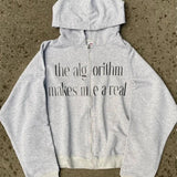 Sudadera con capucha elegante con un divertido estampado de letras y bloques de color.