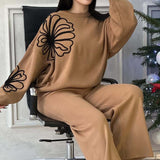 Conjunto casual de dos piezas: jersey de punto con cuello redondo y pantalón.