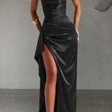 Elegante vestido largo con tirantes finos.