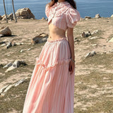 Conjunto de falda corta y bustier con cortes y diseño de hombros descubiertos