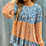 Blusa de gasa con estampado floral, cuello redondo y manga larga.