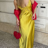 Vestido largo asimétrico con espalda abierta transparente y ribete de encaje satinado.