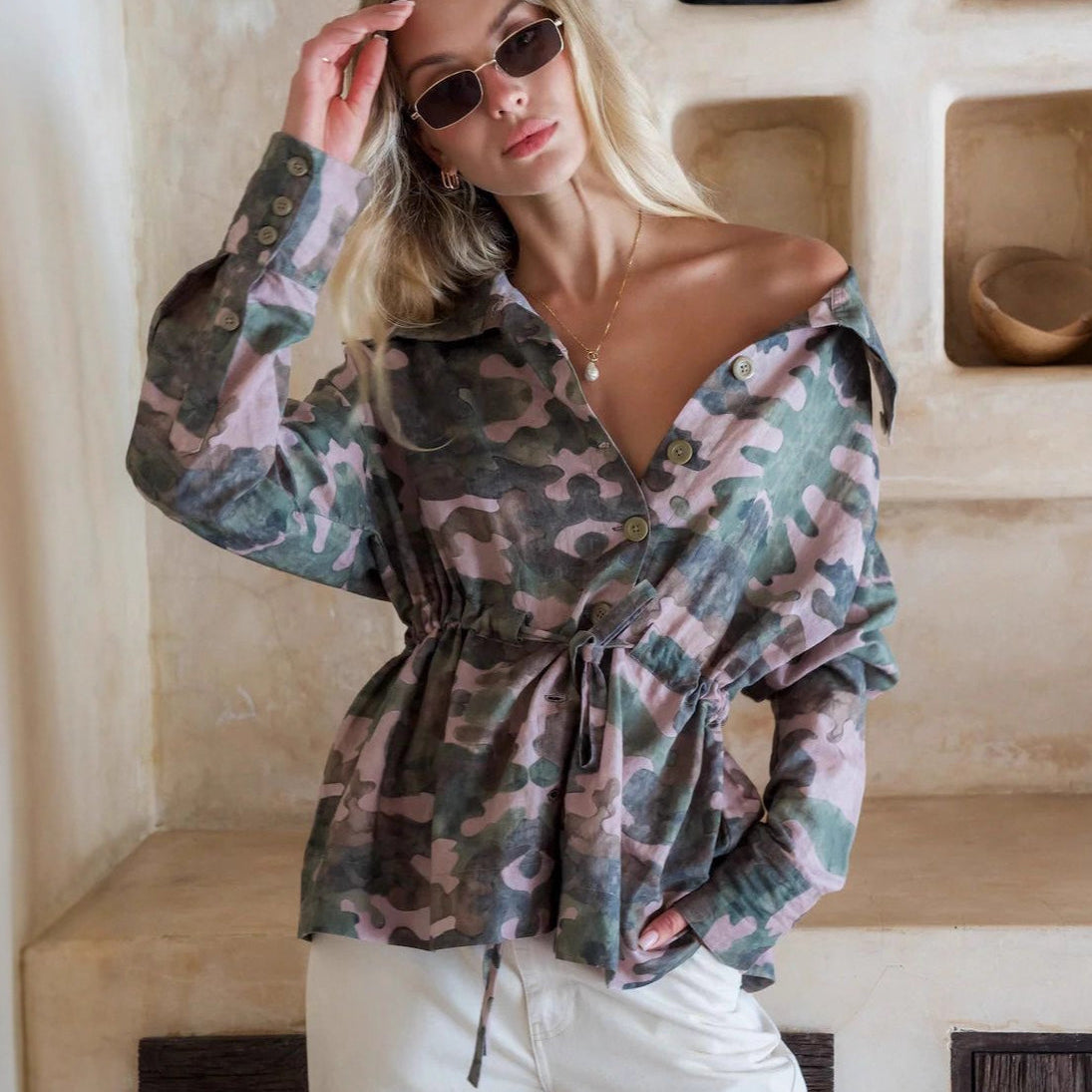 Blusa de manga larga con estampado de camuflaje