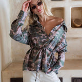 Blusa de manga larga con estampado de camuflaje