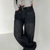 Vaqueros de pierna ancha con bolsillos, estampados con una pajarita descolorida.