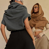 Sudadera corta informal con cuello ancho y diseño liso.