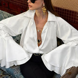 Elegante y chic blusa de satén con mangas largas.