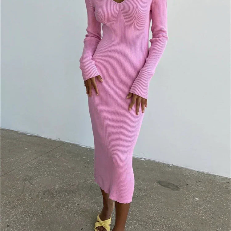 Vestido midi de manga larga, escote en pico y espalda descubierta en punto de canalé, otoño-invierno